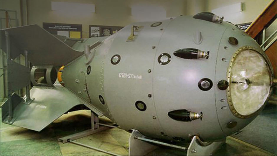 JostoMaffeo's tweet photo. 💥☢️ BOMBA ATÓMICA SOVIÉTICA
8 marzo 1950. El general Kliment #Vorosilov anuncia que la #URSS es ya la tercera potencia #nuclear.
Una #bomba #atómica de 22 kilotones, la #RDS1 "Primer rayo" (Пе́рвая мо́лния) ha sido experimentada con éxito en #Kazakistán el pasado 29 agosto. https://t.co/GzeL2lMYUh