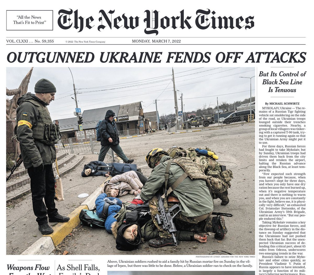 Heartrending photo by <a href="/lynseyaddario/">lynsey addario</a> showing a family killed by Russian mortar fire was on front page of <a href="/nytimes/">The New York Times</a>. She tells <a href="/NorahODonnell/">Norah O'Donnell 🇺🇸</a> it was emotional seeing them splayed out &amp; the child’s “little moon boots” made her think of her own kids.

“This is a war crime,” she said.