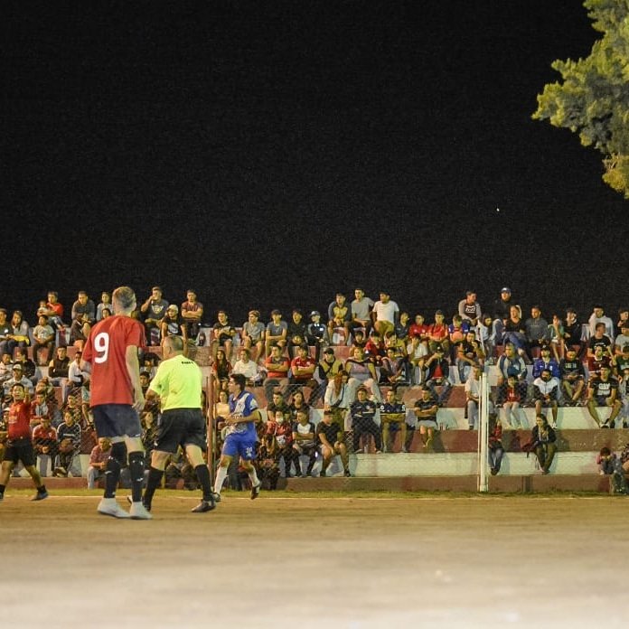 SPtirolesa's tweet photo. Se viene la última del #PapiFutbol 🗣️
Mañana se jugarán las finales de #Libres y #Mas40, desde las 21:00 hs. Además se definirán los terceros puestos. Será la despedida de la 52° edición del torneo más importante de la región ⚽
Entradas 💲2️⃣0️⃣0️⃣ https://t.co/durhufTnFy