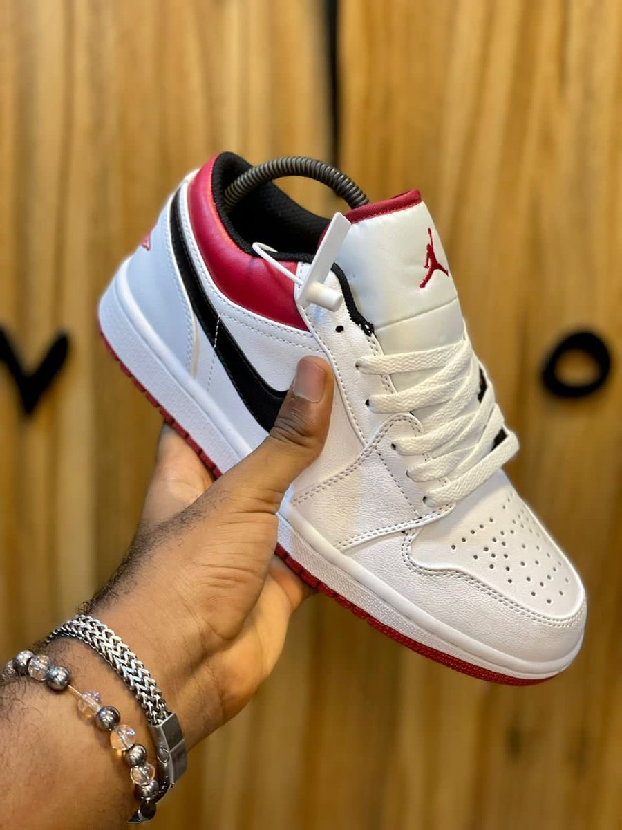Runway69fits's tweet photo. Lit Sneakers Policy! 
Size: 40-45
Price: 31000 naira 
Payment on delivery within Lagos 🤝
Nationwide delivery 🇳🇬 https://t.co/nysHXuKjEg