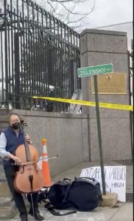 CheriJacobus's tweet photo. Yo Yo Ma performing this morning with his cello at 2650 Wisconsin Ave, NW, Washington, the Russian Embassy. "I felt I just had to do something to express my sorrow about the plight of Ukraine," he said. https://t.co/M9zWT8AsfO