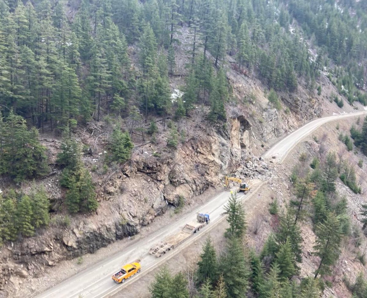 DriveBC's tweet photo. UPDATE - #BCHwy99 will remain CLOSED overnight in both directions 8 km south of #Lillooet due to a rockslide. Assessment in progress, next update tomorrow at 9:00 AM PST. 
#Pemberton  #SeaToSky

More info: https://t.co/wpVOb3vZR9 https://t.co/KXqChsTdMH