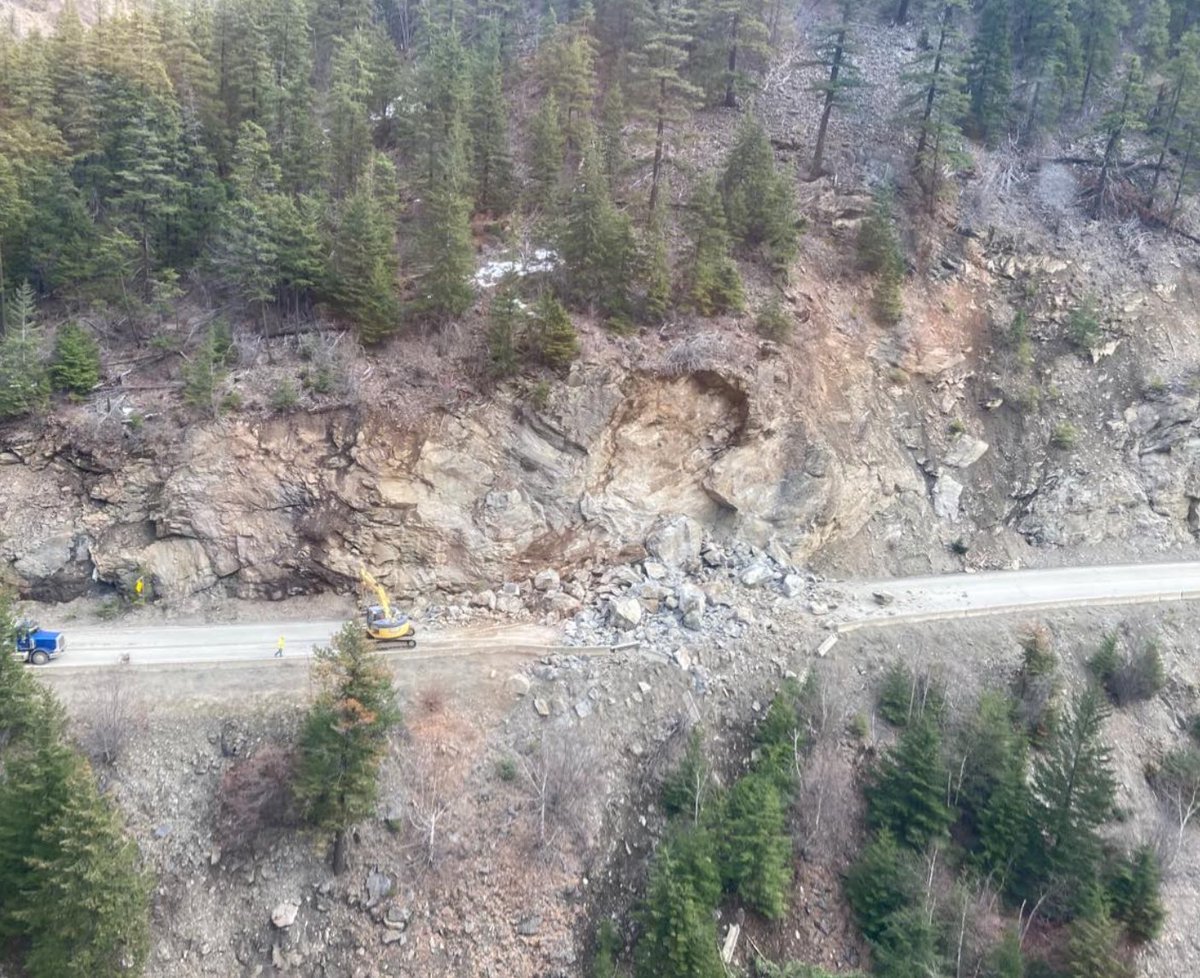 DriveBC's tweet photo. UPDATE - #BCHwy99 will remain CLOSED overnight in both directions 8 km south of #Lillooet due to a rockslide. Assessment in progress, next update tomorrow at 9:00 AM PST. 
#Pemberton  #SeaToSky

More info: https://t.co/wpVOb3vZR9 https://t.co/KXqChsTdMH