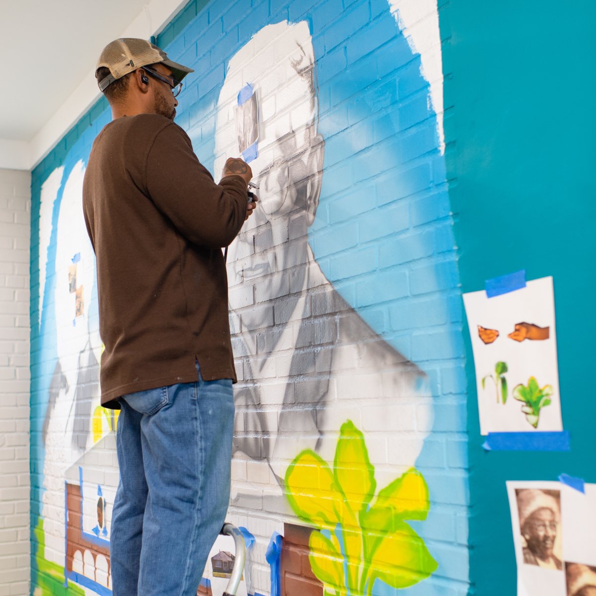 ArtPopStGallery's tweet photo. It's a new week and time an #InspirationProject #MuralMonday - our new favorite day of the week!
Commissioned by @lowes and @hornetsgive, this mural is finding its home at the Grier Heights Community Center - painted by Abel Jackson.
📸 Brooke Brown Photography https://t.co/OEMLunLBvg