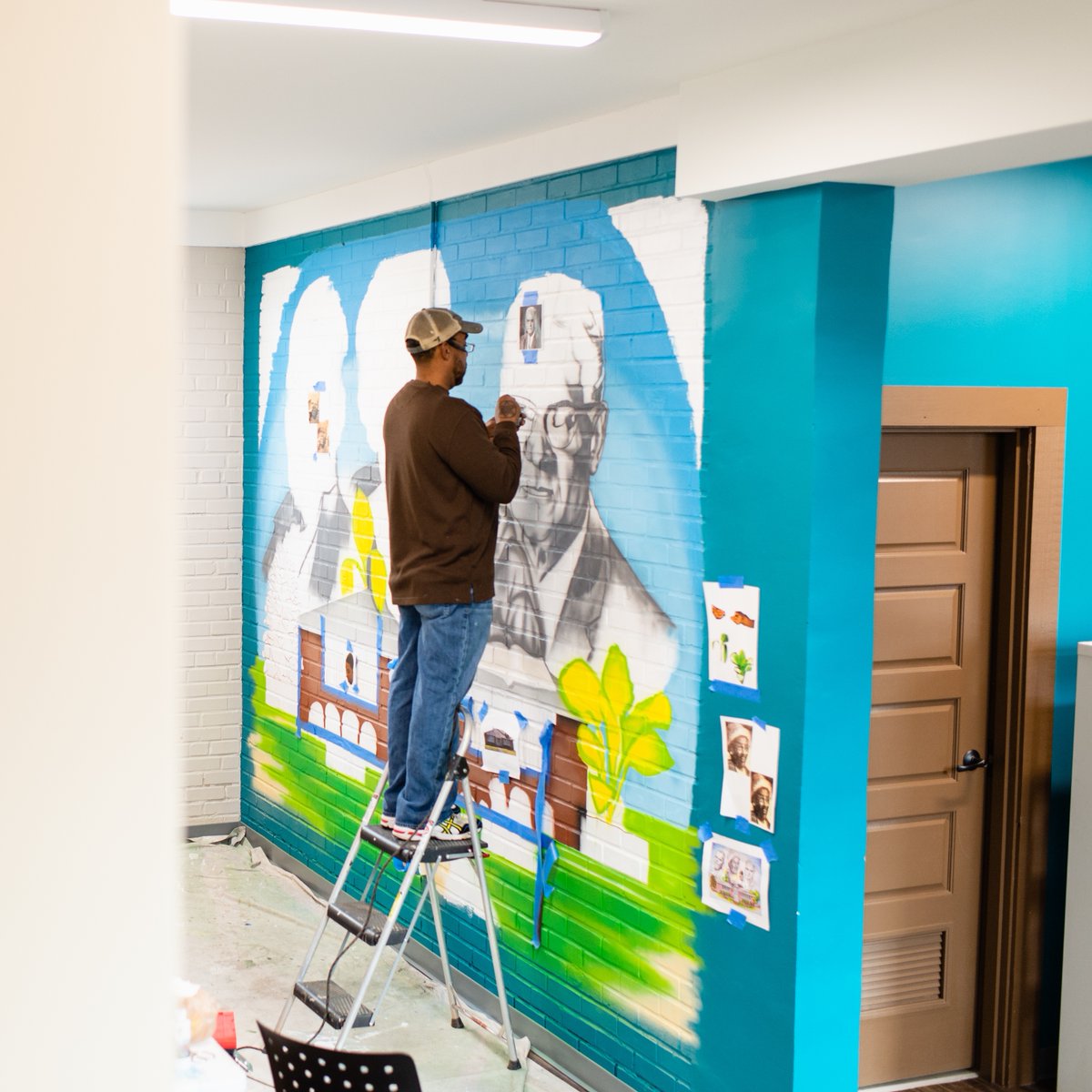 ArtPopStGallery's tweet photo. It's a new week and time an #InspirationProject #MuralMonday - our new favorite day of the week!
Commissioned by @lowes and @hornetsgive, this mural is finding its home at the Grier Heights Community Center - painted by Abel Jackson.
📸 Brooke Brown Photography https://t.co/OEMLunLBvg