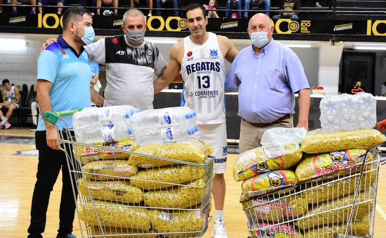 basquetplus's tweet photo. Los bandeños hicieron una campaña pública para juntar alimentos y bebidas para los afectados por los incendios, y ayer le dieron lo reunido a Regatas.

El gesto de Olímpico y su resultado: gran donación para Corrientes; https://t.co/ByNzU8kb9p
#LNB https://t.co/9wvMQMSCVU