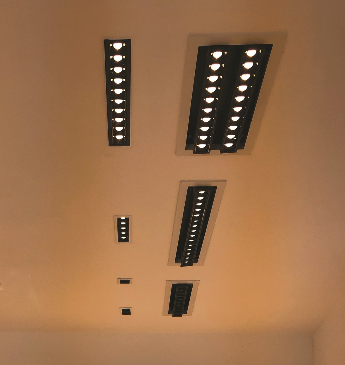 lightandgreen's tweet photo. Have you met our Narrowline Recessed Downlights?
They are available in slim trim or trimless and up to 30 cells! Its shallow housing makes it perfect for projects with limited space.
Learn more through the link below:
https://t.co/r1vkHaY0ZJ
#lightingdesigner #lightinginspiration https://t.co/4Lp7ufyZUZ