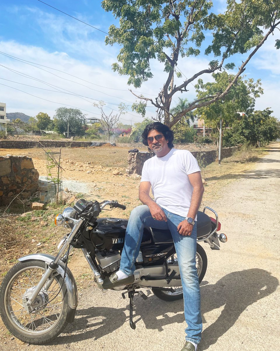 ShivShanker03's tweet photo. वो मेरी Ex जब पीहर आती है 
पतझड़ में मौसम-ए-बहार लाती है । 
याद आता होगा उसे भी 
वो फटी ज़ेब में , मेरा लाखों का टशन 
बिखरे बाल और खुले शर्ट के चार बटन 
वो उसका शाम सैर पर निकलना 
यहाँ चार चक्कर यामाहा पर मार
फिर average का रोना

#भोलाआशिक़ 
#exfiles #findingX #yamaha https://t.co/7vvzhITQk1