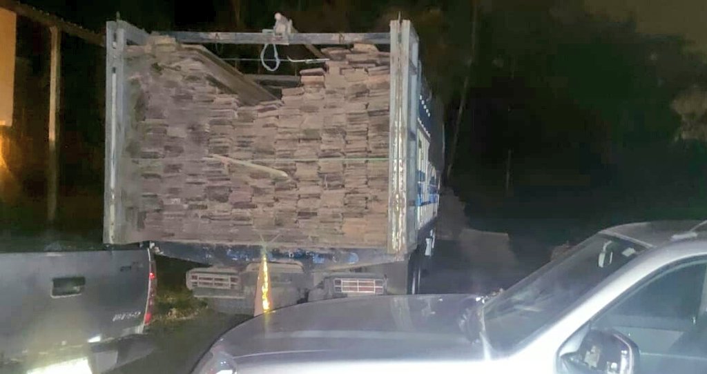MAE_Zonal6's tweet photo. #MoronaS | Con apoyo de la #UNPAMB, retuvimos un vehículo tipo camión con 31m³ de madera en el cantón Morona. El conductor no justificó la legalidad del producto forestal pues presentó una guía de movilización con datos adulterados (cambio de especies forestales y dimensiones). https://t.co/WGxLjpBuCq