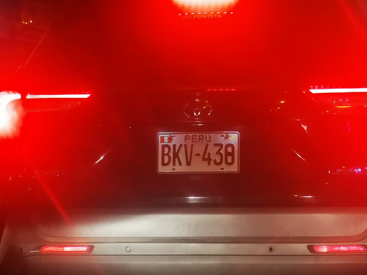TheNextBald's tweet photo. @mal_menor @PoliciaPeru bien sospechoso ese 8,no?? Clarito se nota que es un pedazo de cinta negra pegada en el 0. Camioneta Rav4 negra con lunas polarizadas.
Cuidado! https://t.co/DlAmjZ172f