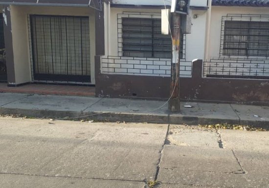 JunoyrJuno's tweet photo. @CorpoelecCarabo caída de cableado en el callejón prebol Av bolivar norte de Valencia, vecinos sin electricidad https://t.co/KePwFDP6F4