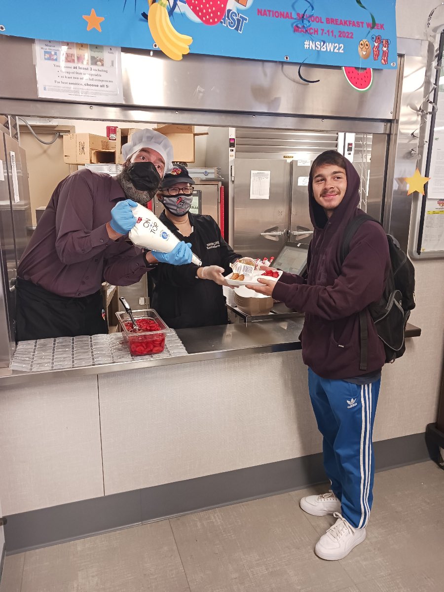CHSPhelan's tweet photo. Our AWESOME lunch hero Ms. Lisa got some help from Mr. B to kick off National School Breakfast week! #nsbw #SnowlineUnited @SnowlineFood https://t.co/Gdqfw9xzxr
