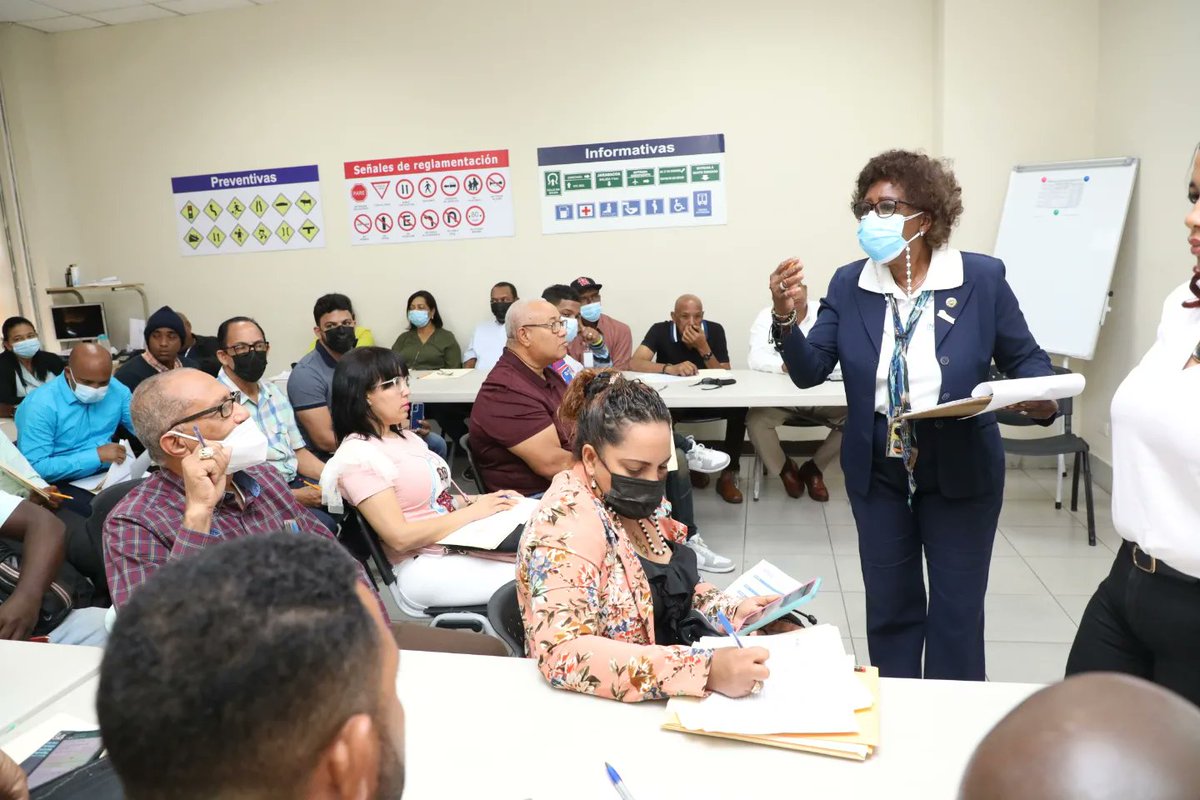 INTRANT_RD's tweet photo. 🇩🇴 A través de la Escuela Nacional de Educación Vial (#ENEVIAL), se dejó formalizado el "Programa de Certificación y Habilitación para Directores e Instructores de Escuelas de Conducir" de todo el país. https://t.co/6VmIerql7d