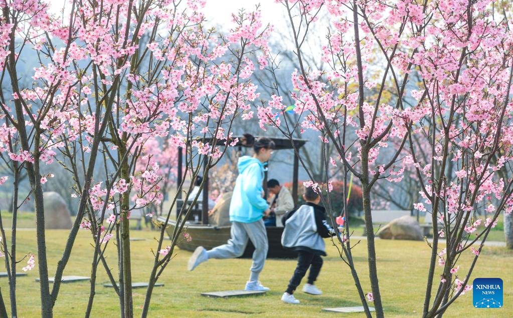 PDChinaLife's tweet photo. In pics: People enjoy springtime across China. https://t.co/m9U4gCp9DG
