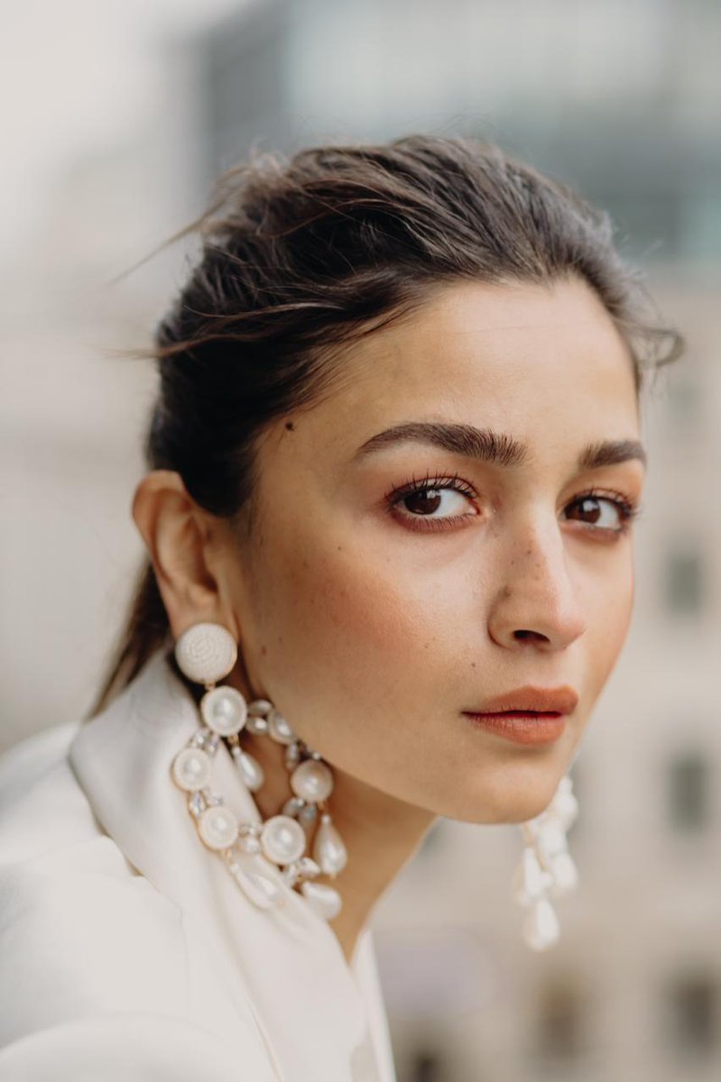 taran_adarsh's tweet photo. ALIA BHATT MAKES HER HOLLYWOOD DEBUT: JOINS GAL GADOT IN NETFLIX FILM... #AliaBhatt makes her global debut, joining #GalGadot in #Netflix’s international spy thriller #HeartOfStone... #TomHarper is directing the pic. https://t.co/ouT5zaYXX6