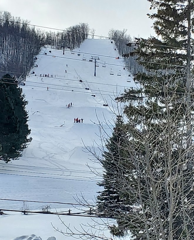 CraigleithSki's tweet photo. The terrain park is always a busy place, great way to increase skills and have FUN! @craigleithskiclub
#toppeakcraigleith2022
#craigleithalpineprograms
#craigleithskiclub
#lovewinter
#lightuplittlejohn
#mackenzietoppeak https://t.co/1aBfE9OptY