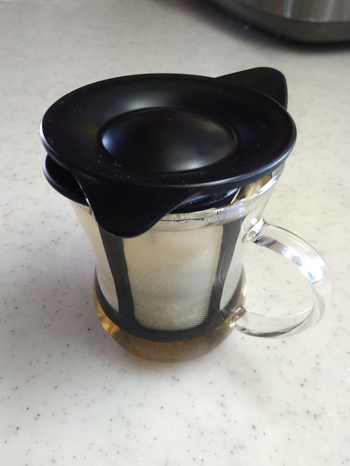 これを飲み終えたら液タブ接続する〜。 