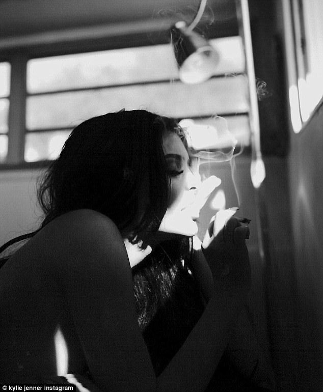 picsofkyliee's tweet image. highest in the room