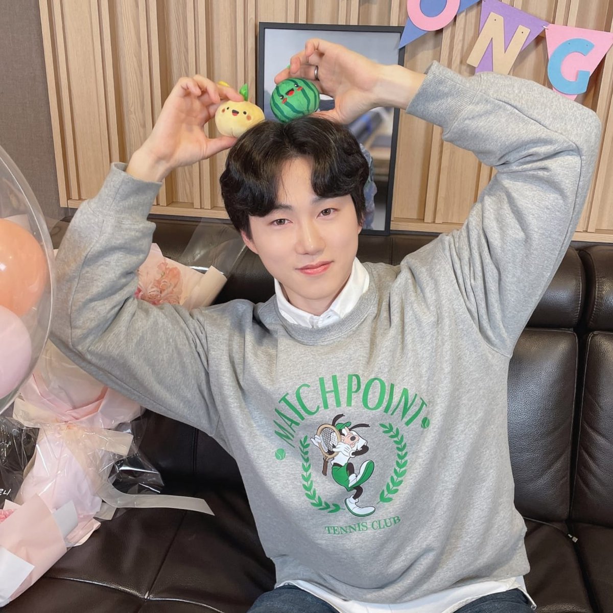 Kmagazinemx's tweet photo. #Kpop 
¡Excelentes noticias para #VAMPZ! 🧛‍♀️ #Baron, la vitamina de #VAV, concluyó su servicio militar obligatorio 🪖 y está de regreso para brindarle más música 🎶 y gratos momentos a sus fans. ✨💕

¿Ya le mandaron su mensaje de bienvenida? 🙆🏻‍♀️

#VAVBaRonReturn @VAV_official https://t.co/BLbkgy8lOe