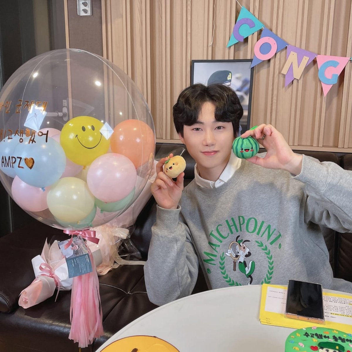 Kmagazinemx's tweet photo. #Kpop 
¡Excelentes noticias para #VAMPZ! 🧛‍♀️ #Baron, la vitamina de #VAV, concluyó su servicio militar obligatorio 🪖 y está de regreso para brindarle más música 🎶 y gratos momentos a sus fans. ✨💕

¿Ya le mandaron su mensaje de bienvenida? 🙆🏻‍♀️

#VAVBaRonReturn @VAV_official https://t.co/BLbkgy8lOe
