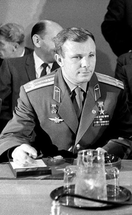 "Знаете, каким он парнем был"... 
88 лет назад родился человек, открывший счет космическим рекордам землян - Юрий Алексеевич Гагарин. 
12 апреля 1961 года, Юрий Гагарин стал первым в истории человечества космонавтом, осуществившим полет вокруг Земли на корабле «Восток-1».