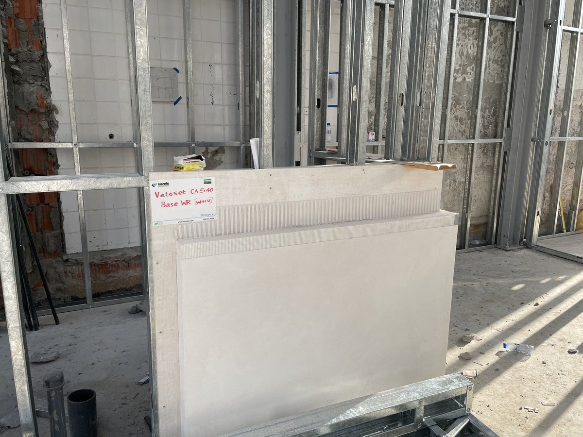 بالتعاون مع شركة ساڤيتو الرائدة في مواد البناء، تم تطوير طريقة العمل باستبدال المواد المستخدمة سابقا بمواد أقوى وذات كفاءة اعلى وتم اضافة اكسسوارات لرفع الجودة وإضافة مادة (ريندر) التشطيب النهائي للحصول على سطح جاهز لأعمال الدهانات. 

تم تنفيذ عدة عينات رائعة وتم تدريب العمالة 👷🏻‍♂️