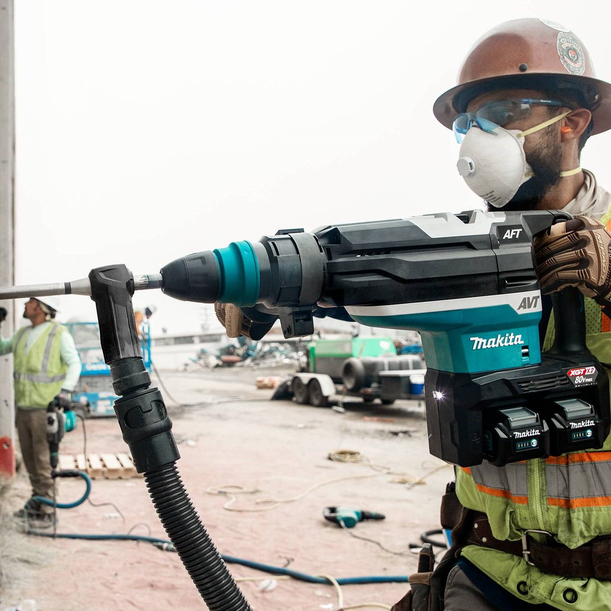 MakitaTools's tweet photo. Another corded tool replacement from the
XGT System: The 80V max 2” Rotary Hammer is
powered by two 40V max batteries, with up to 27%
faster drilling than a comparable corded model (Makita
HR5212C) #grh06 #xgt #xgtbeyondlimits https://t.co/kvddmfTamR https://t.co/LBnfvr33h1