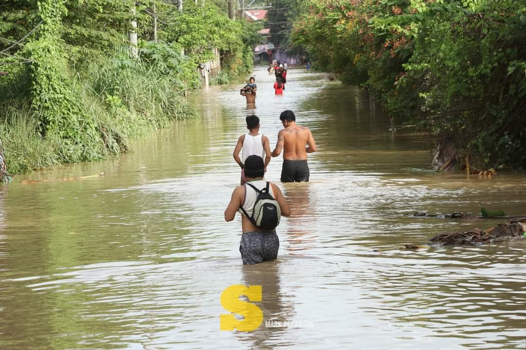 SunStarDavao's tweet photo. #SunStarLens
LOOK: Current situation at Jade Valley, Barangay Tigatto in Davao City.

The flood was caused by the heavy downpour Monday evening, March 7.

📷 Mark Perandos, photojournalist
#AllYouNeedToKnow https://t.co/lm8ErZirGH