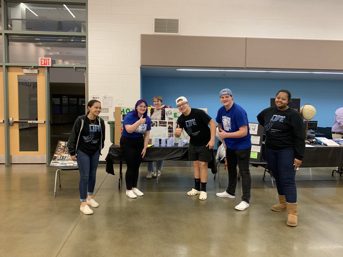ChoirEvhs's tweet photo. Our awesome choir and drama students helping out at the curriculum fair!!💙🎶🌪 https://t.co/QfoI10kbio