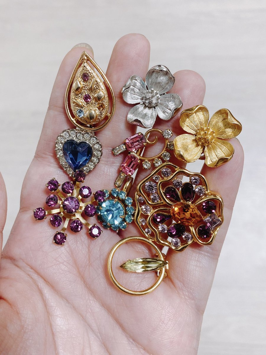 heart_gemstone's tweet photo. #원석계_트친소
쥬얼리(특히 빈티지)는 원래 좋아했지만 저의 주종목은 그릇, 도자기였고 그러다가 제스퍼 쥬얼리를 거쳐 여기까지 오게 되었네요 결국 돌은 골라서 세팅을 하게 되는 지경,, 원석계니까 빈티지 얘기는 쪼끔하고 원석에 주력할께요 그치만 다 예쁘지 않습니까?? https://t.co/SnNPrLIrY0