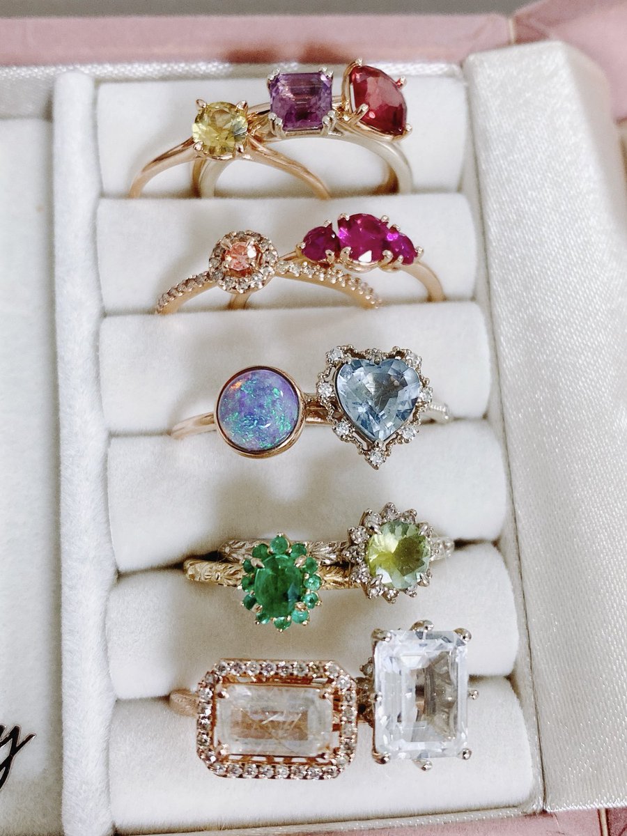 heart_gemstone's tweet photo. #원석계_트친소
쥬얼리(특히 빈티지)는 원래 좋아했지만 저의 주종목은 그릇, 도자기였고 그러다가 제스퍼 쥬얼리를 거쳐 여기까지 오게 되었네요 결국 돌은 골라서 세팅을 하게 되는 지경,, 원석계니까 빈티지 얘기는 쪼끔하고 원석에 주력할께요 그치만 다 예쁘지 않습니까?? https://t.co/SnNPrLIrY0