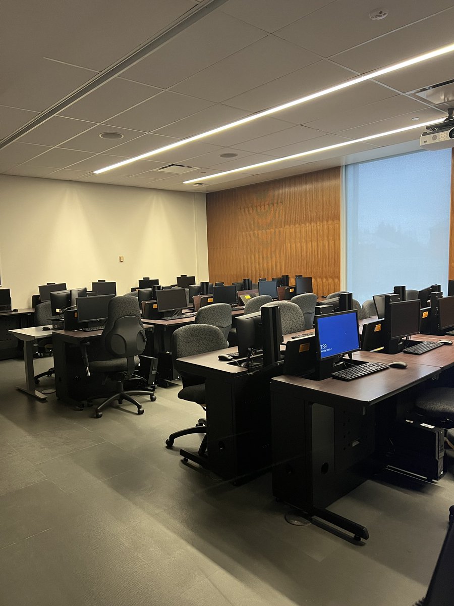 MargReffell's tweet photo. First day of in-class teaching in the books @humbercollege. Had solid attendance, and dove deep into Shopify.  Transitions can be challenging, so shout out to all the students and teachers going through the growth and adaptation of returning to class!  🙌🏻 https://t.co/hwnnBaKpuj