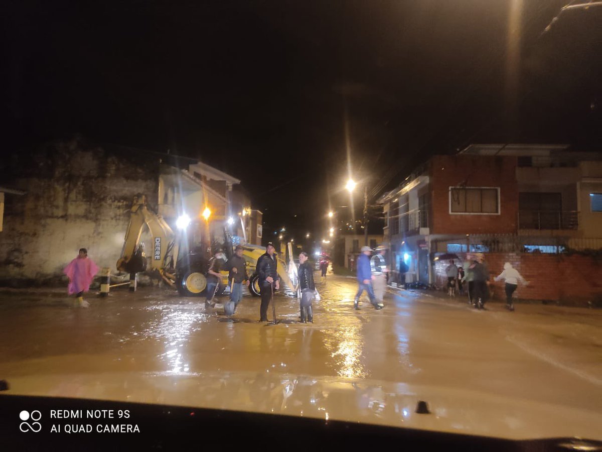 Municipio_Giron's tweet photo. #Emergencias

Debido al fuerte temporal invernal y las llamadas de emergencia presentas en horas de la noche maquinaria contrata del @Municipio_Giron realiza la limpieza de varios derrumbos en algunas calles, barrios y alrededores del centro cantonal de Girón. https://t.co/osM8L7oa94