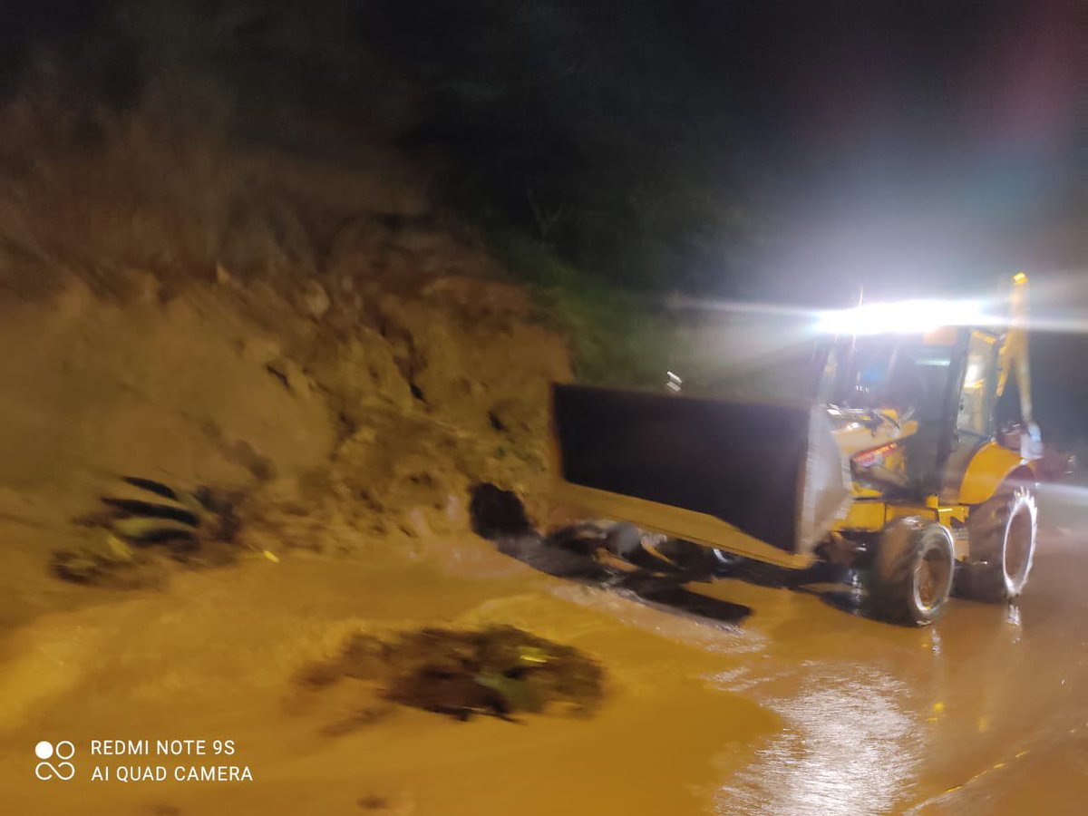 #Emergencias

Debido al fuerte temporal invernal y las llamadas de emergencia presentas en horas de la noche maquinaria contrata del <a href="/Municipio_Giron/">Municipio de Girón</a> realiza la limpieza de varios derrumbos en algunas calles, barrios y alrededores del centro cantonal de Girón.