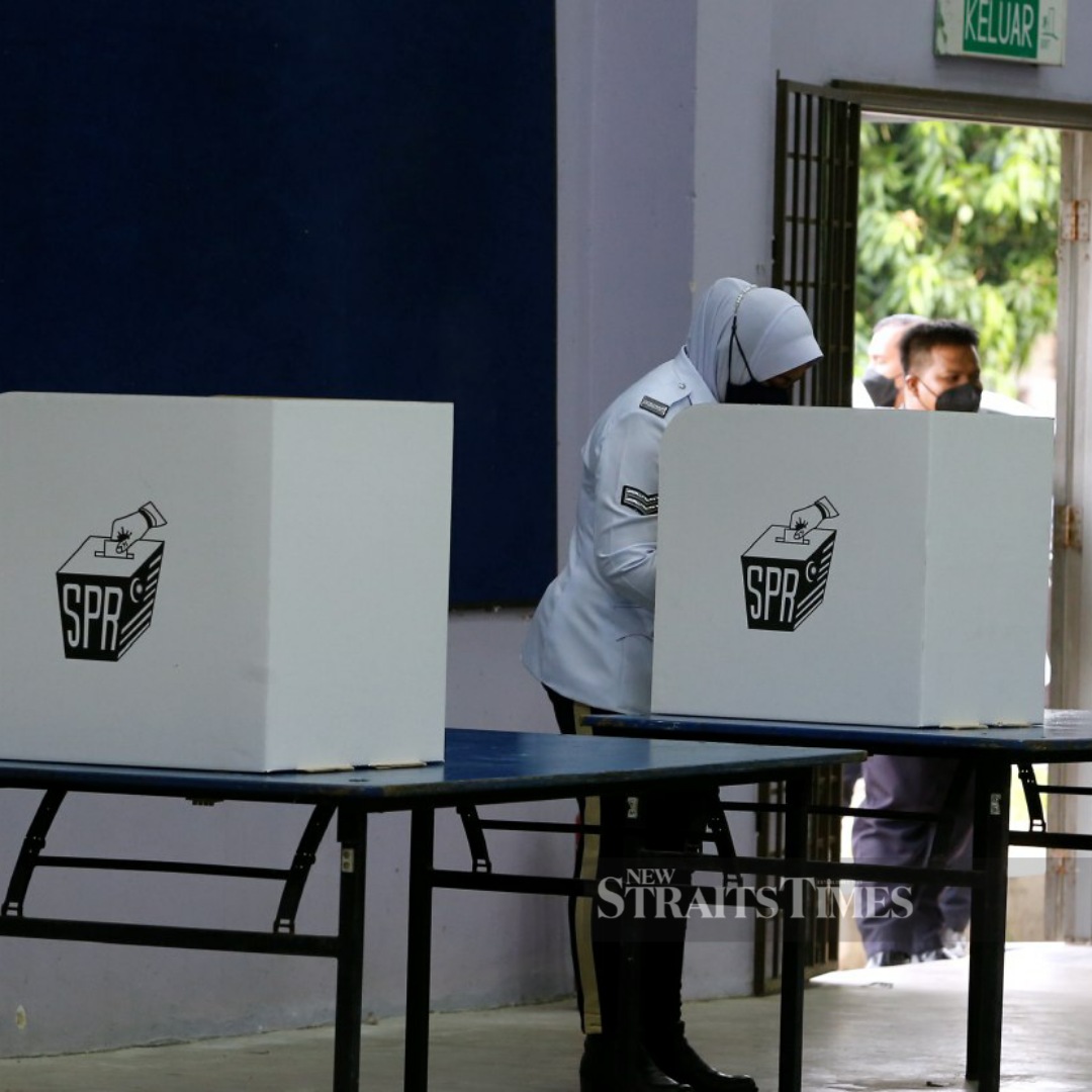 NST_Online's tweet photo. #NSTvisuals #Johor2022 

Early voting for the Johor state election is currently underway at 63 polling centres statewide.

NSTP 📸: Mohamad Shahril Badri Saali, Hairul Anuar Rahim https://t.co/o46OhTgusB
