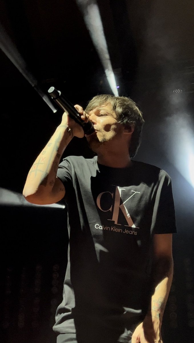 pao28v's tweet photo. no puedo creer que louis se veía así ayer 

I vote #Louies for #BestFanArmy at the #iHeartAwards https://t.co/9rnoCpwk69