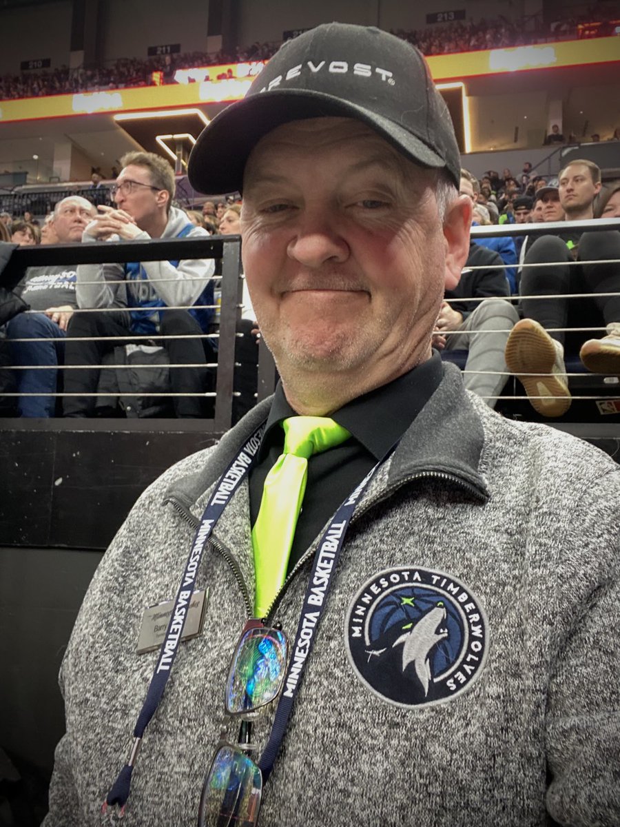 fstop95's tweet photo. Inspired by ⁦@ktandres⁩ lime green goodness Saturday night! Wolves on a roll! https://t.co/KfzouMEYcf