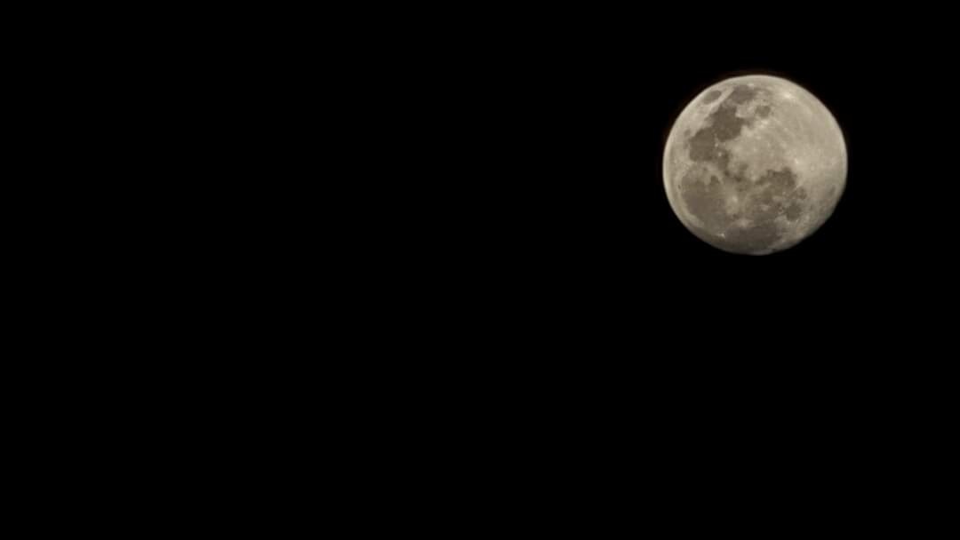 btjose's tweet photo. #moon #nofilter https://t.co/1xZRwKyYZv
