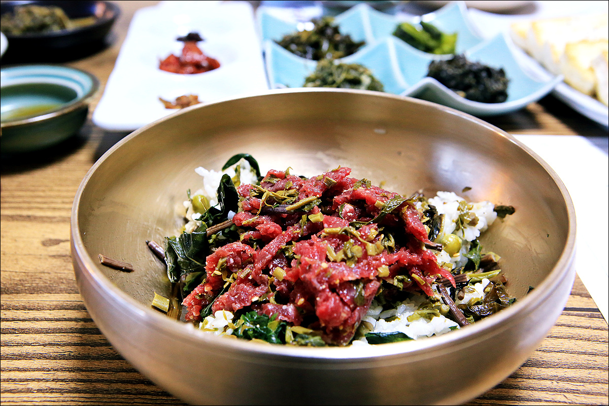 gumksl's tweet photo. #문경점촌맛집
#송내촌산나물밥

문경시 호계면에 위치한 송��촌산나물밥이에요. 최소한의 양념만을 사용하며 일부는 전통방식의 발효를 한 음식이에요.

국내 한우와 송내촌 산채, 그리고 참기름과 깨소금만으로 조리한 #산채육회 가 특별했어요

#문경여행
#문경맛집
#현지인추천
#문경가볼만한곳 https://t.co/pCsmnKi8fj