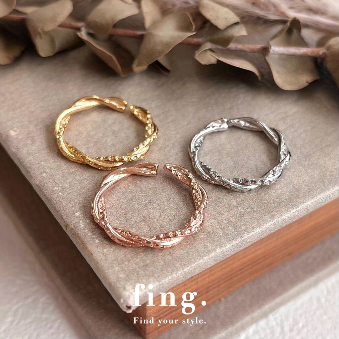 fing_official's tweet photo. 【新作リング&amp;イヤーカフ！表情のあるレイヤーデザイン💍】

立体感のあるツイストが魅力的◎
カジュアルからフォーマルまで幅広くフィット。
華奢なのでお手持ちの指輪との重ね付けもお楽しみ下さい！

▼イヤーカフはこちら
https://t.co/6kztEGlP34 https://t.co/jgzIGPgBQm