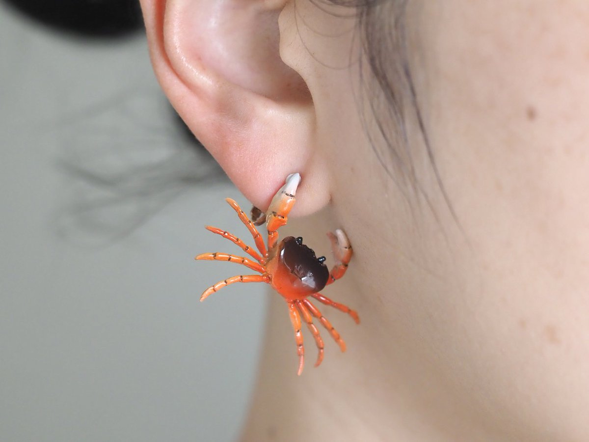 大人気のサワガニが耳を挟んで見えるピアスにイヤリングタイプが登場