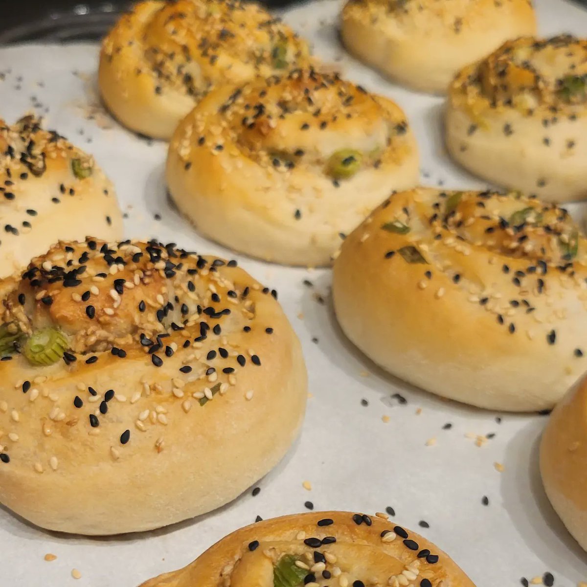 BbBroomfield's tweet photo. We're taking some time away from our 8-5, so it's the perfect time to work through @kingarthurflour 's #ExtraordinaryBread series!

Our first bake is this batch of savory Tahini-Scallion Rolls! Easy to make, even easier to eat 🤤 https://t.co/nM3w0ypLRD
