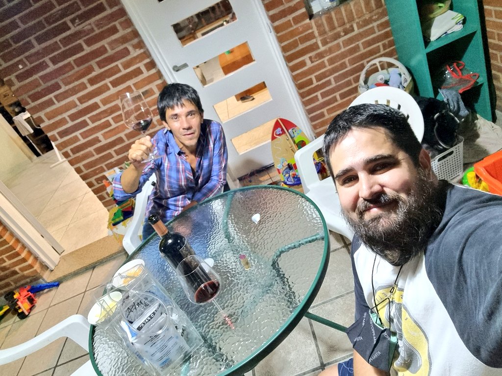 #AntiLunes con el amigo <a href="/marcelo85390533/">marcelo</a> probamos este Bruñal-Malbec de <a href="/vinaaliciawine/">Bodega Viña Alicia</a> que no acusa añada. Entrada sucroza, taninos dulces y voluminosos, fresco y algo herbal, pero denso a la vez. Una punta de evolucion y acidez vivaz. Distinto, pero muy rico vino!