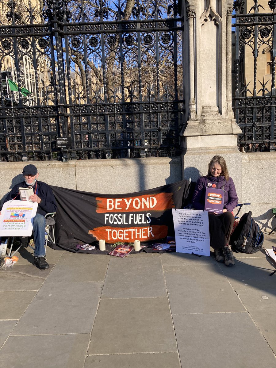 BalsallHeathXR's tweet image. BHXR has been hosting a weekly Tuesday Vigil for the 🌍 in Moseley Village since 30th Nov. This week (and next) we’re in London with @beyondfft @BalsallHeathNNO @FaithLeadersGrp @cllcommunity @KlimateKam @SatyaRobyn @muslimsdeclare  @QuakerPeaceHub #BeyondFFT