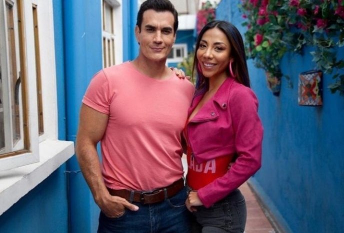 Crispar71958367's tweet photo. #Instagram #Repost @MiFortunaAmarte
Sean testigos de la #BodaOlgaYChente 😟 esta noche en la última semana de #Mifortunaesamarte
.
.
.
.
.
.
.
. @michgzl @davidzepeda1 #Chente #Michente #Teamchente 🥰 #mifortunaesamarte ❣️ https://t.co/SNDVVRdaux