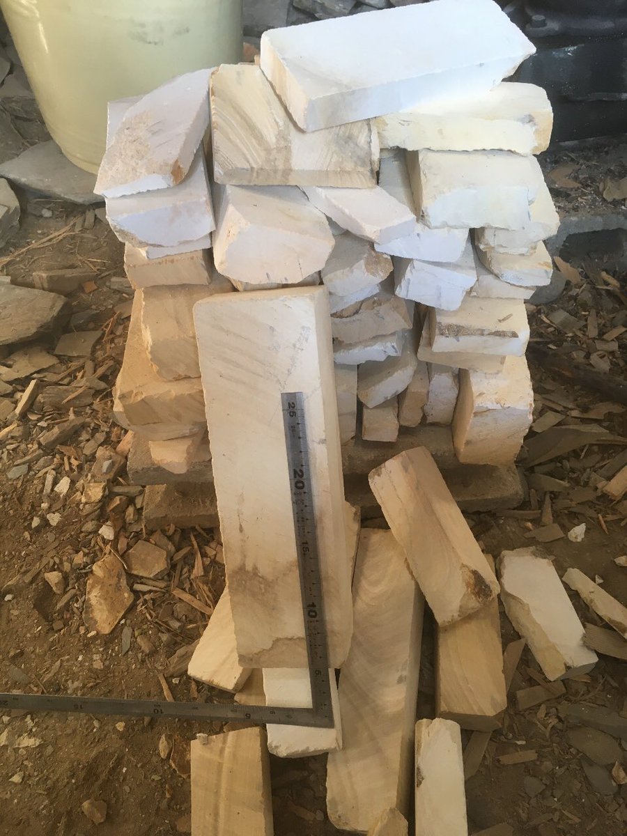 330mate's tweet photo. iyoto 固め打ち bulk production.
古典的にダイヤモンド石材カッターではなくて鋸で挽いてます。

#伊予砥石
#古代伊豫銘砥
#伊豫砥
#伊予砥
#iyoto
#天然砥石 https://t.co/PUxpflY8lL