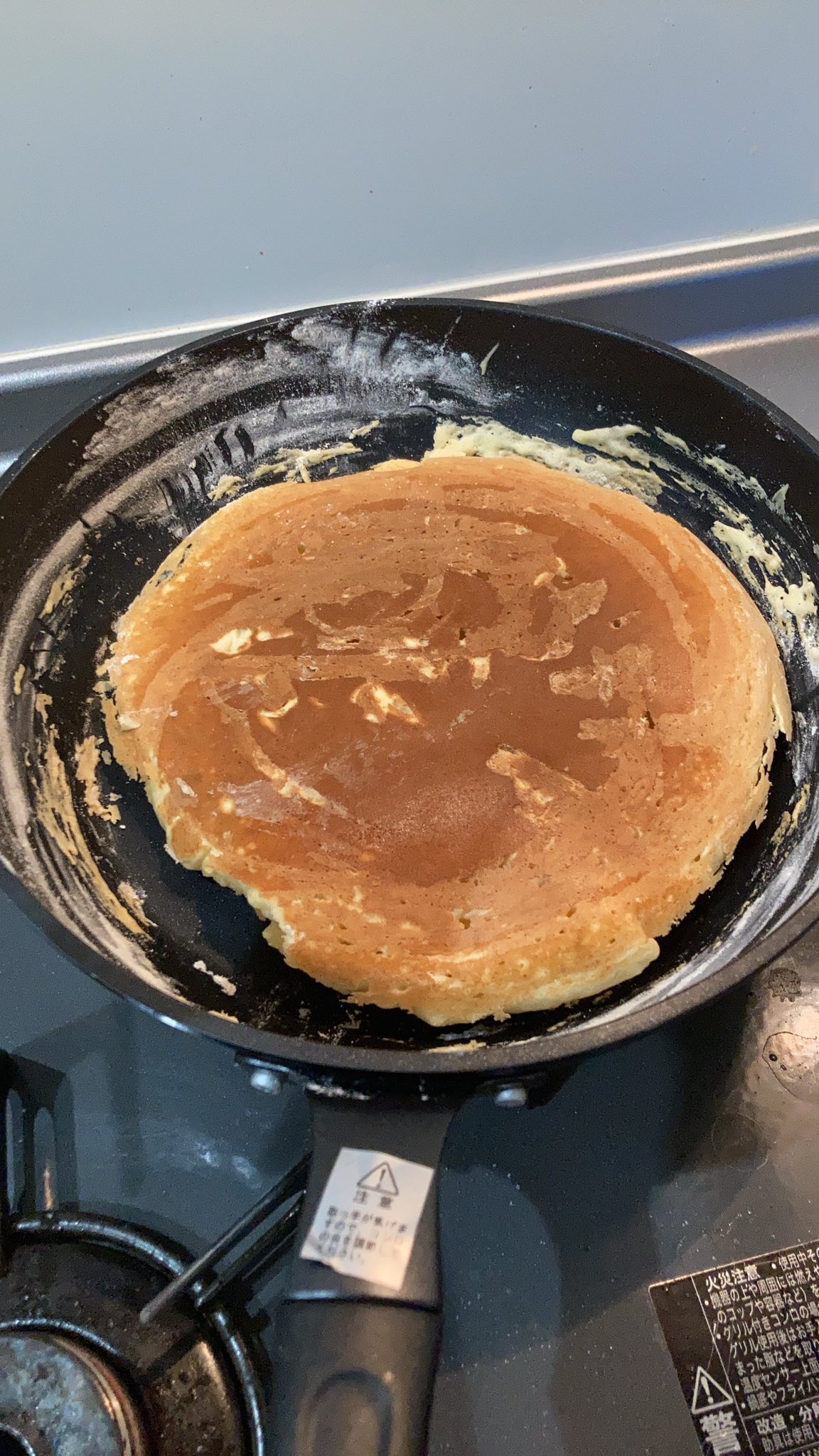 ヒナルガ ホットケーキミックス入れるの忘れて卵と牛乳だけで焼きはじめちゃってフライパンの上でミックス入れて混ぜて焼いた T Co I2wxx3jpr9 Twitter