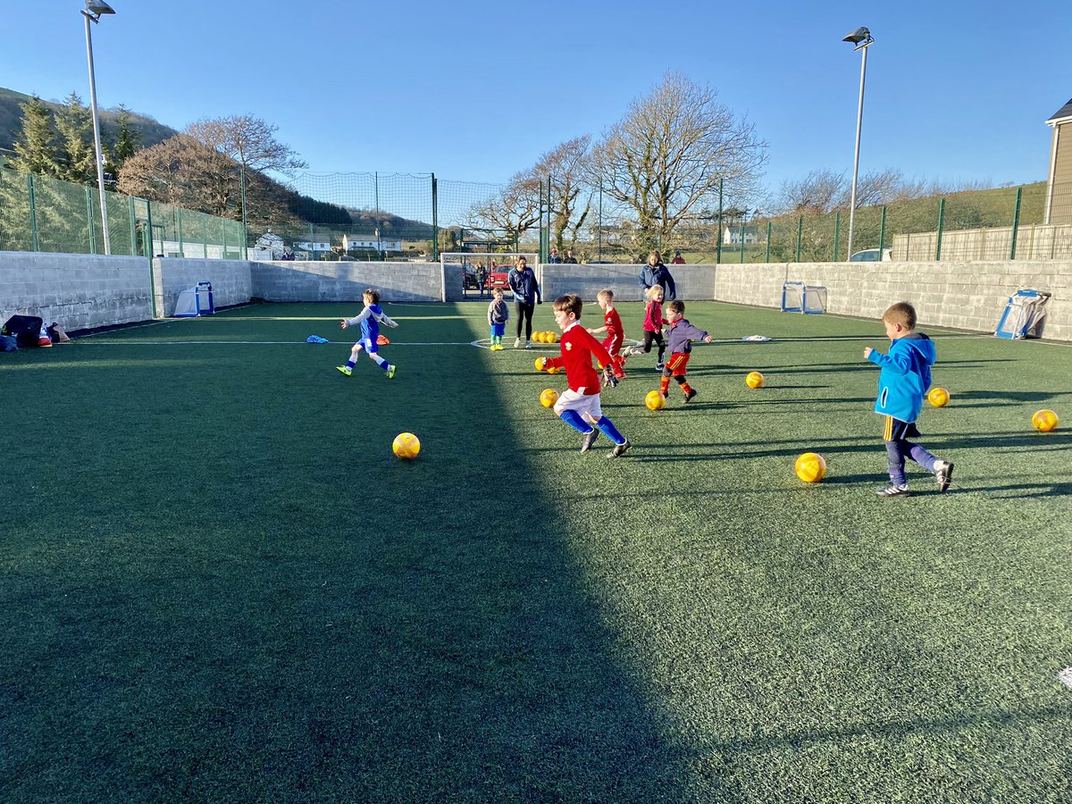 BmoCoaching's tweet photo. MONDAY BEARS π»β½οΏ½οΏ½οΏ½
Back to business for our Monday Bears at @BowStreetFC yesterday! Great to see some new smiley faces! π
BMO classics to start the term off! βοΈ
Da iawn Elin - Player of the session π
#bmobears #footballfun #beactive #learnthroughplay #peldroed #football https://t.co/vuRCx0rrIy