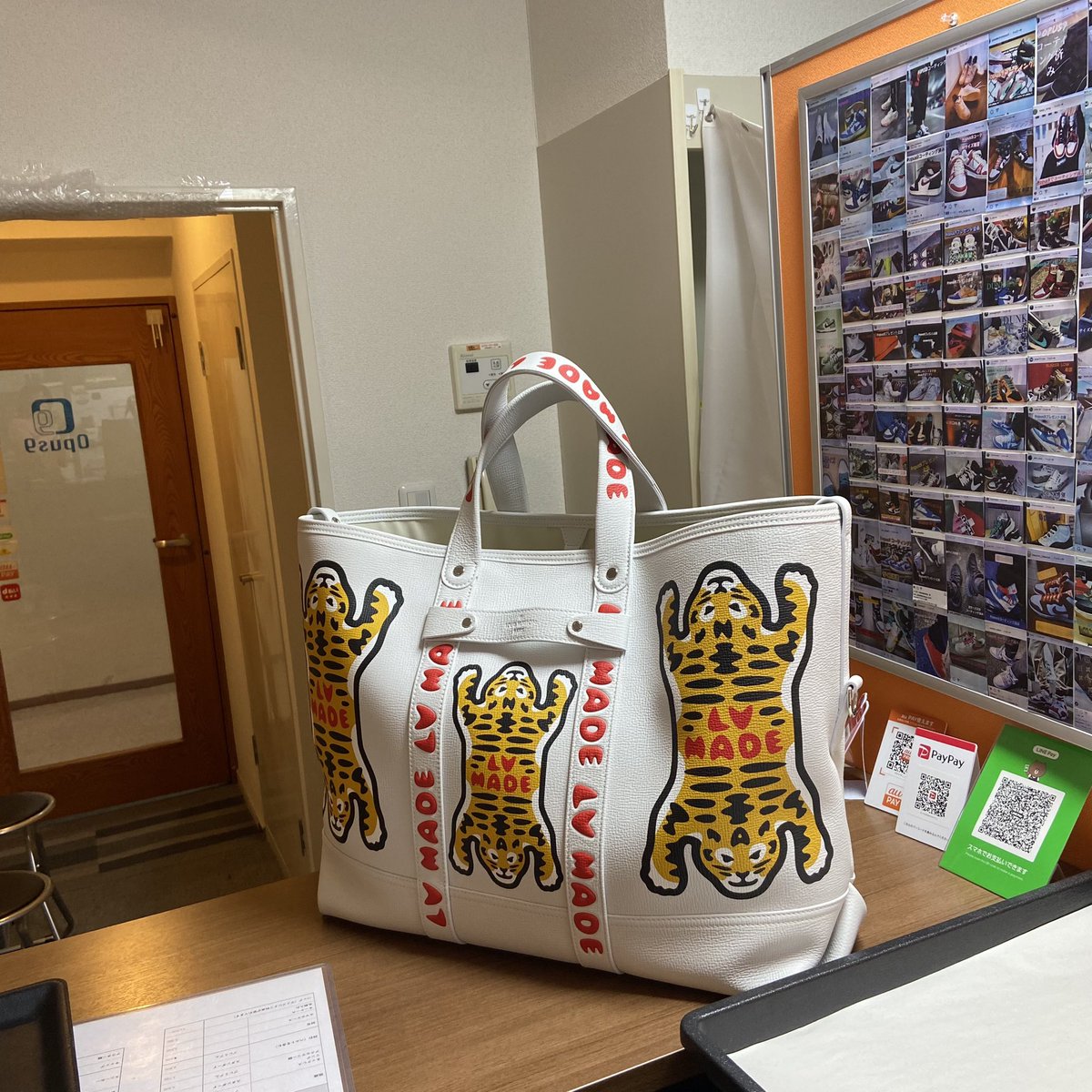 opus9_jp's tweet photo. ルイヴィトントロリートートをガラスコーティングいたしました！
汚れが付きづらく、汚れても落とし易くなるガラスコーティング、お試しくださいませ。
#ルイヴィトン
#nigo https://t.co/E7sbFztUmg