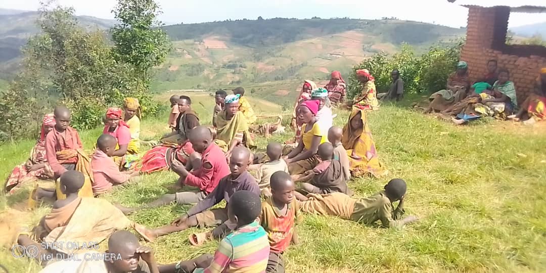 KayanzaProvince's tweet photo. #Burundi En vue de suivre de près comment fonctionnent les chaînes de solidarité animale et d'inciter la population à s'atteler davantage aux travaux de dvpt communautaire, l'administrateur communal de #Matongo #Alice_Nsabiyumva s'est rendu ce lundi à la colline #Mutarure. https://t.co/iSggf9Ohbn